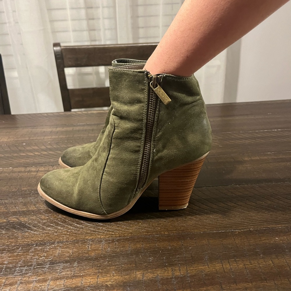 Green Suede Shoedazzle booties. Size 8.